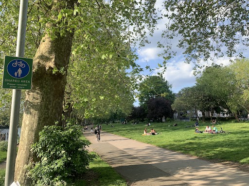Image showing Canbury Gardens Park looking towards the river 